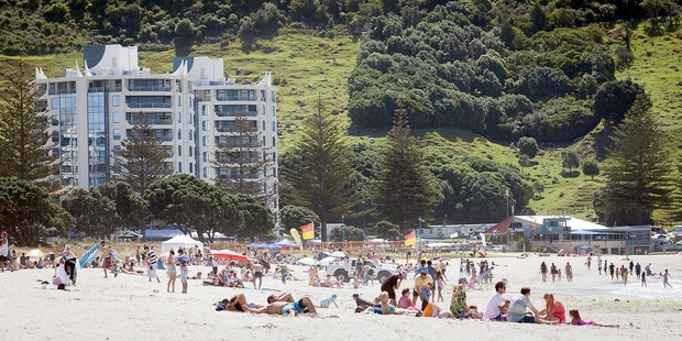 ATTRACTION: Yesterday's sunshine drew plenty of holidaymakers to Mount Main Beach.PHOTO/ANDREW WARNER