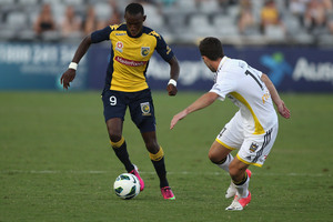 Bernie Ibini of the Mariners contests the ball with Ian Hogg of the Phoenix. Photo / Getty Images