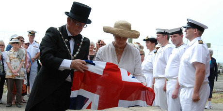 Nicola Starks, grandaughter of Robert Falcon Scott and Waitaki Mayor Alex Familton unveil a Memorial Plaque. Photo / Carol Edwards