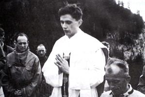 Father Joseph Ratzinger celebrates an open air Mass in Ruhpolding, southern Germany, 1952. Photo / AP