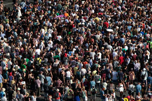 About 40 per cent of the country's 1.85 million employees, or around 740,000 people, earn below $18-$20 an hour. Photo / Richard Robinson