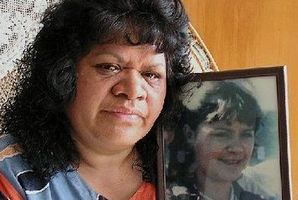 Ida Hawkins, nine years ago with a picture of her daughter, Colleen Burrows, 16, who was murdered in 1987. Photo / File