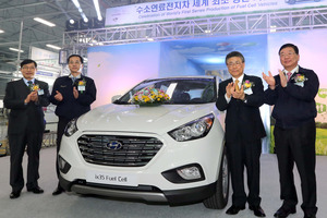 A white Hyundai Motor Co. ix35 Fuel Cell vehicle rolled off the assembly line at the company's Ulsan manufacturing complex.