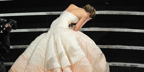 Jennifer Lawrence falls down at the Oscars. Photo/AP