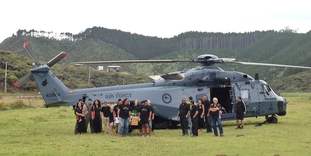 Ralph Hotere's body arrives at Mitimiti in Northland. Photo / Greg Bowker