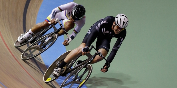 Tom Scully (front) on his way to silver in the men's points race. Photo / Getty Images
