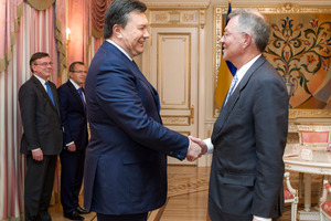 Ukraine's ousted president Viktor Yanukovych, left, greeting United Nations Special Coordinator Robert Serry in January. Mr Serry was briefly held by gunmen overnight. Photo / AP