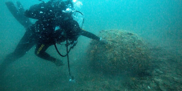 The RNZN Dive team dive on a mine discovered during WPNS MCMEX. Photo / NZDF