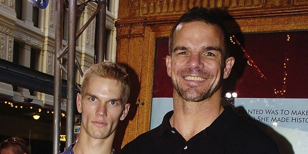 Ian Roberts (R).