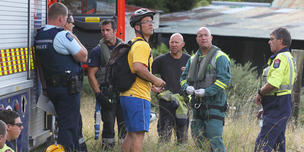 Waldorf Steiner School teacher Mario Gude speaks with emergency staff at Otawa Track while
waiting for a teacher to be airlifted to Tauranga Hospital. Photo / John Borren