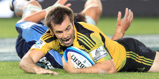 Hurricanes captain Conrad Smith scores a winning try. Photo / Greg Bowker