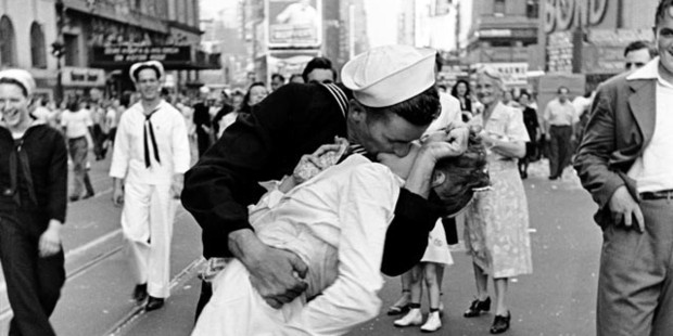 A snapshot of 'VJ Day a Times Square, New York, NY, 1945' by Alfred Eisenstaedt. Photo / Getty Images