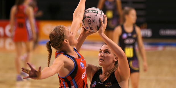 Louise Thayer of the Tactix defends Jo Harten (right) of the Magic. Photo / Getty Images