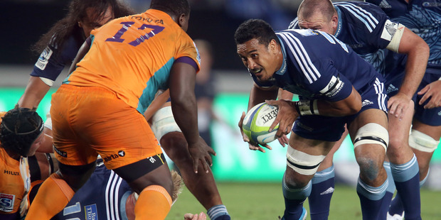Jerome Kaino prepares to run at Trevor Nyakane of the Cheetahs. Photo / Getty Images
