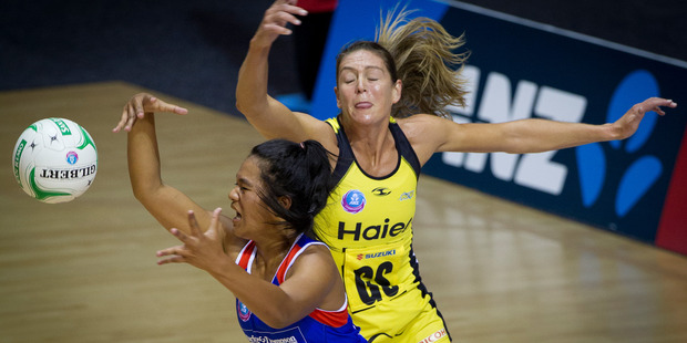 Irene Van Dyke of the Pulse and Temalisi Fakahokotau of the Mystics. Photo / Sarah Ivey