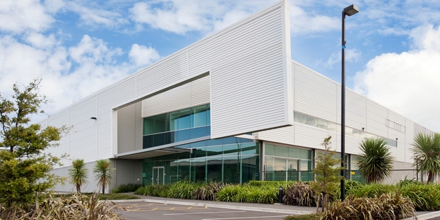 Beyond the modern facade of 8 Edsel Way, in the M20 Business Park, Manukau, is a warehouse
and large yard perfect for a range of storage options.