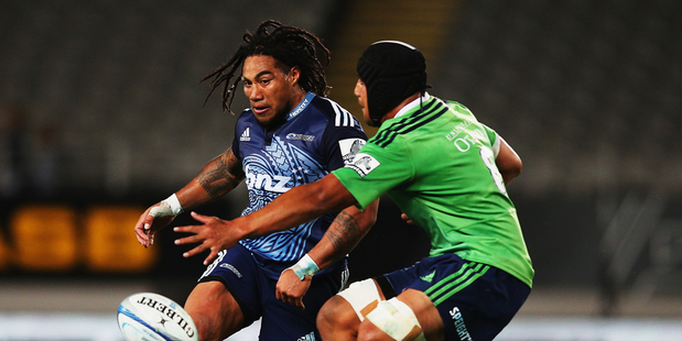 Ma'a Nonu of the Blues kicks the ball through past Nasi Manu of the Highlanders during the round seven Super Rugby match between the Blues and the Highlanders. Photo / Getty Images.