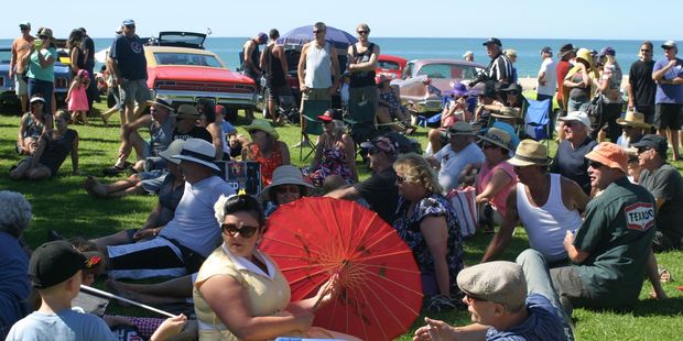 Sony Beach Hop Whangamata 2014: Part of the crowd relaxing in the sunshine at beautiful Onemana listening to the fantastic music of Recliner Rockers.
