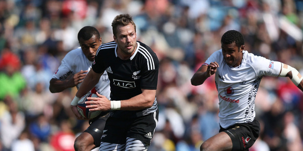 Tim Mikkelson of New Zealand makes a break against Fiji during the Tokyo Sevens semifinals. Photo / Getty Images