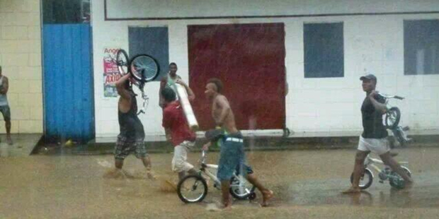 New Zealander Anna Powles tweeted a picture of looters in Chinatown Honiara follwing severe flooding in the Solomon Islands.