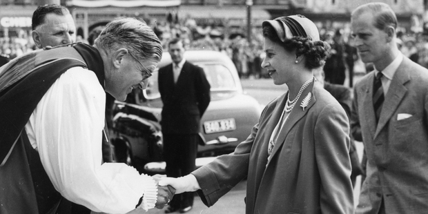 The Queen wearing the same piece of jewellery, which was presented to her by 'the women of Auckland' during the 1953-54 royal tour.