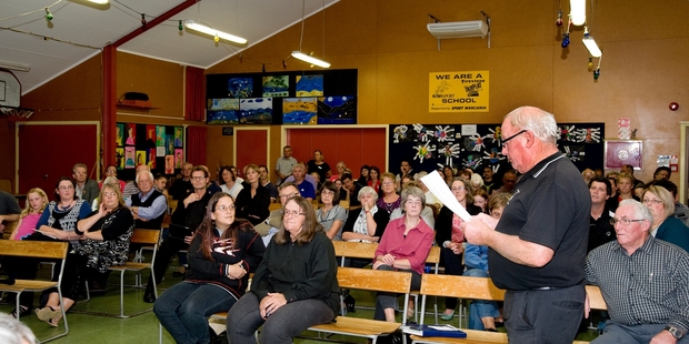 Wanganui East Pool Trust member Toddy Sollitt addresses the meeting last night. Photo/Rae Cliffe