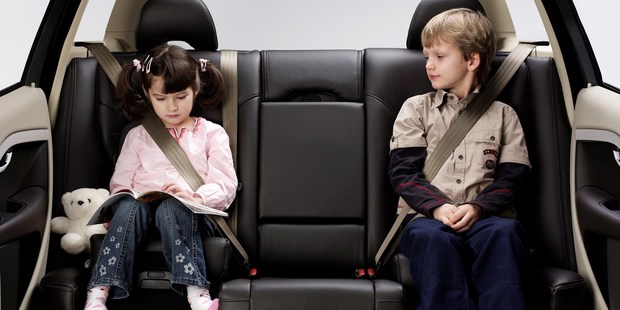 In 2007, Volvo introduced the 2007 world's first two-stage integrated booster cushion.