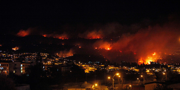 An out of control forest fire rages towards urban areas in the city of Valparaiso, Chile. Photo / AP