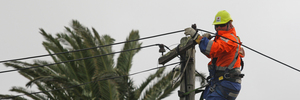 Lines crews are working to restore power to more than 2000 properties in Auckland this morning. Photo / File