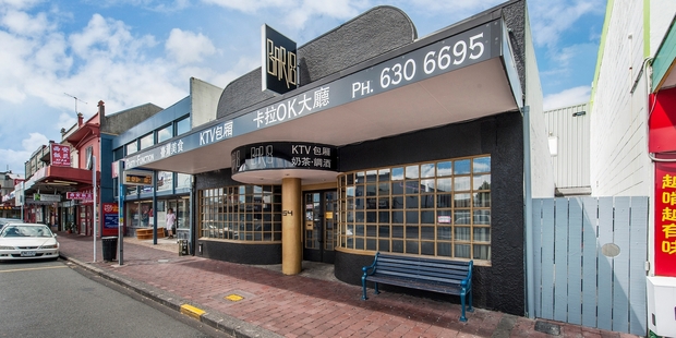 This building at 654 Dominion Rd, Mt Eden, with an adjoining rear building,
sold for $1.3 million.