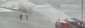 Flooding on Tamaki Drive in Auckland. Photo / Twitter / @FromAQuasar