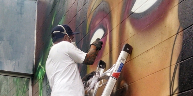 A street artist at work in Kaka'ako. Photo / Heather McCracken