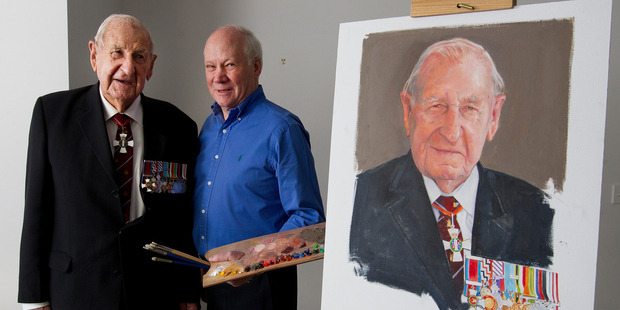 Former squadron leader Les Munro with Britian's Royal portrait painter, Richard Stone, in Tauranga. Photo / NZ Herald