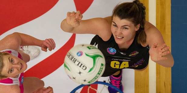 The Magic's Ellen Halpenny shoots for goal against the Thunderbirds last night. Photo / Alan Gibson