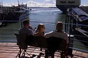 People enjoying the warm sunny weather in central Auckland. Photo / Martin Sykes