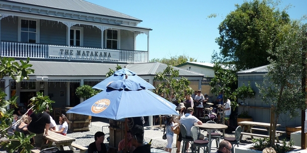 Matakana's garden is spacious and comfortable.