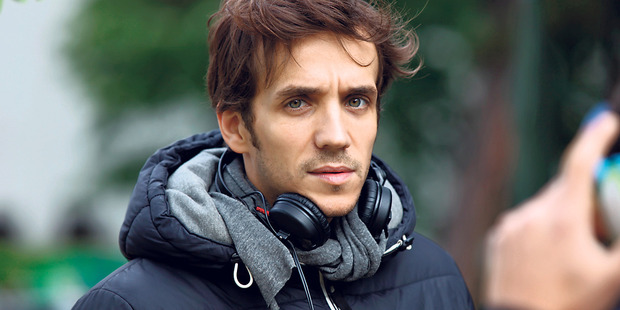 Ruben Alves tells the untold story of Portuguese people living in France.