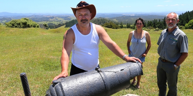 Te Ruapekapeka Trust member Allan Halliday (left) Jeannie Poutai and DoC official Shaughan Anderson
at Ruapekapeka Pa with a restored 18-pounder carronade, which was one of only two guns the Maori defenders had to match the 30 tonnes of artillery British troops used to bombard them in 1846. Photo/John Stone