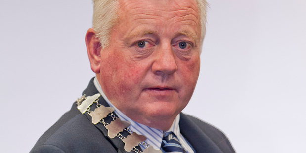 Mayor Craig Little gave the robbed tourist Roberto Arteaga honorary citizenship.
