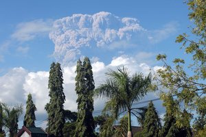 Indonesia's Mt Sangeang Api disrupted flights as far south as Darwin. Photo / EPA