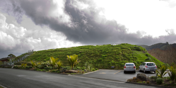 Te Mirumiru Early Childhood Education Centre has a green roof formed by an earth mound.
