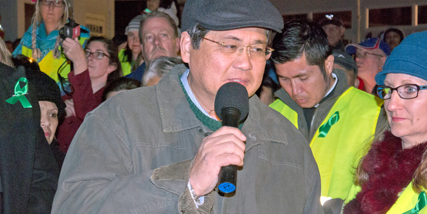 Antonio Gotingco speaks to a large group of locals who have gathered to honour his wife's memory. Photo / Steven McNicholl