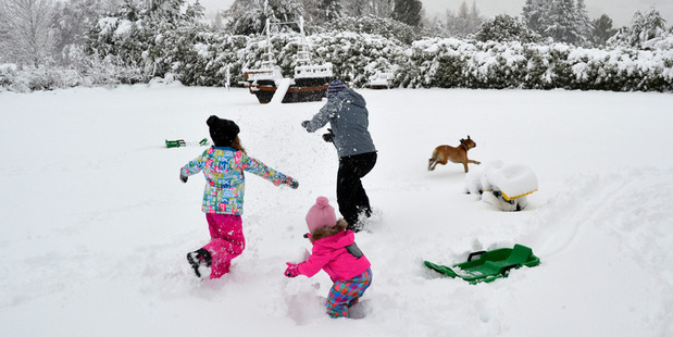 A snow fight breaks out in Queenstown. Photo / Ben De Haan