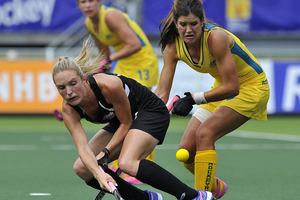 Sophie Cocks of the Black Sticks takes on Aussie Anna Flanagan. Photo - Dirk Markgraf, www.265-images.com