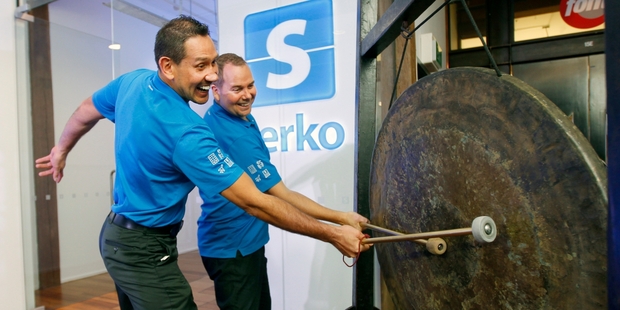 Serko co-founders Bob Shaw (left) and Darrin Grafton bang a gong to mark the company's listing on the NZX yesterday. Photo / Chris Gorman