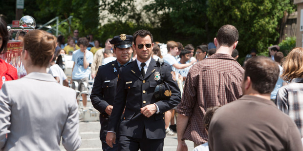 Justin Theroux plays Mapletonin's police chief.