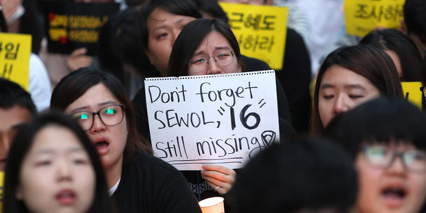 A college student weeps during a rally protesting the poor handling of the ferry sinking. Photo / AP