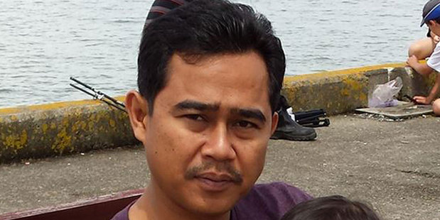 Muhammed Rizalman Bin Ismail with two of his three children in Wellington. Ismail has been sent back to NZ.