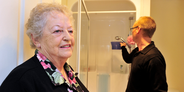 Gaye Quay gets advice from Phil Gregg on how her home can be more sustainable. photo / George Novak