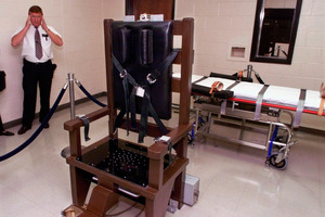 1999, file photo, Ricky Bell, warden at Riverbend Maximum Security Institution in Nashville, Tenn., gives a tour of the prison's execution chamber. Photo / AP